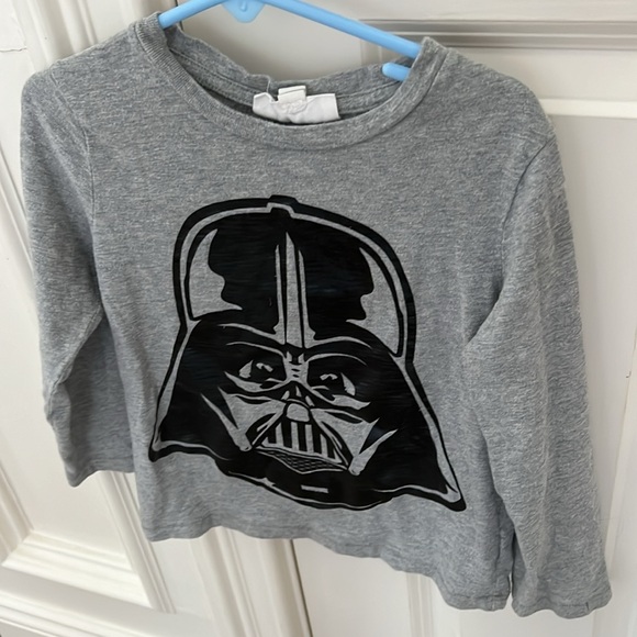 Super cute like new gap Star Wars brand size 5 years long sleeve Darth Vader T - Picture 2 of 6